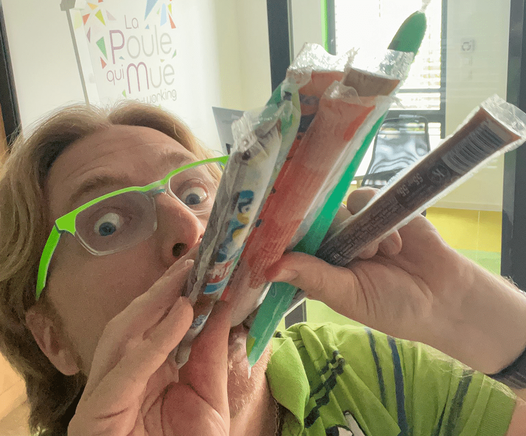 JF glace Coworker mange des glaces venant du congelateur de la Poule Qui Mue d'Obernai sous la climatisation